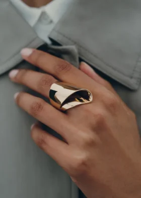 Anillo drapeado Éole, edición chapado en oro de 24 quilates