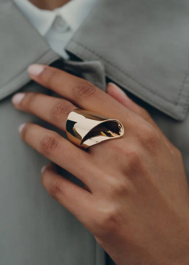 Anillo drapeado Éole, edición chapado en oro de 24 quilates
