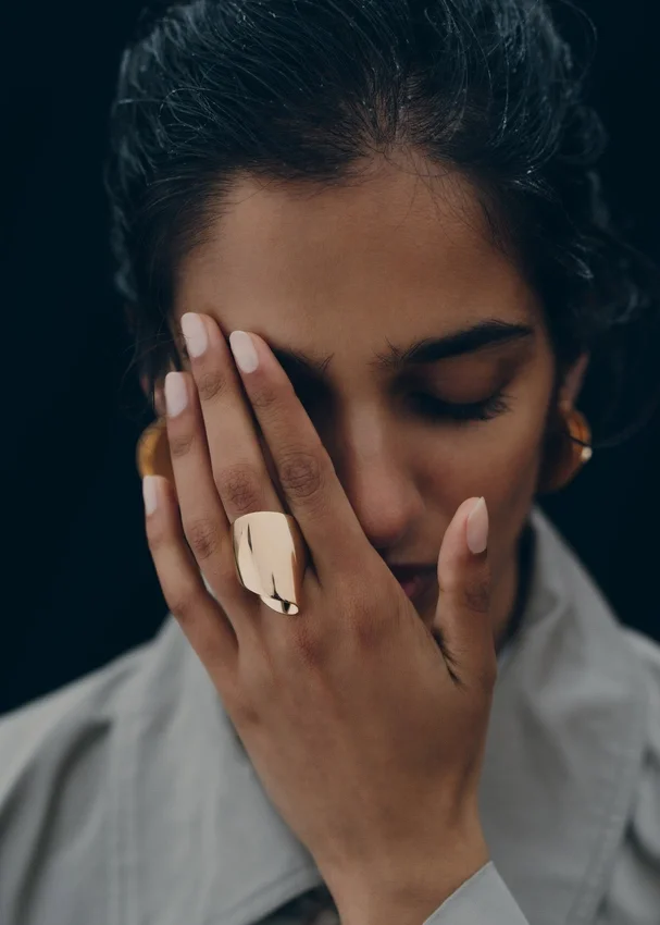 Anillo drapeado Éole, edición chapado en oro de 24 quilates