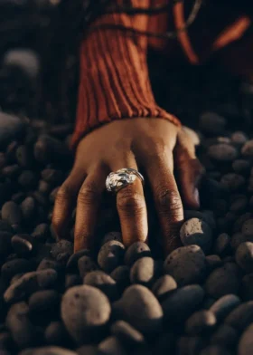 Anillo Eroz Edición Duo de paladio con baño de oro de 24 quilates