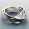 Anillo Ormé Edición Plata rodiada con cuero color topo