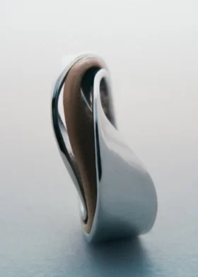 Anillo Ormé Edición Plata rodiada con cuero color topo