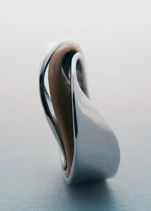 Anillo Ormé Edición Plata rodiada con cuero color topo