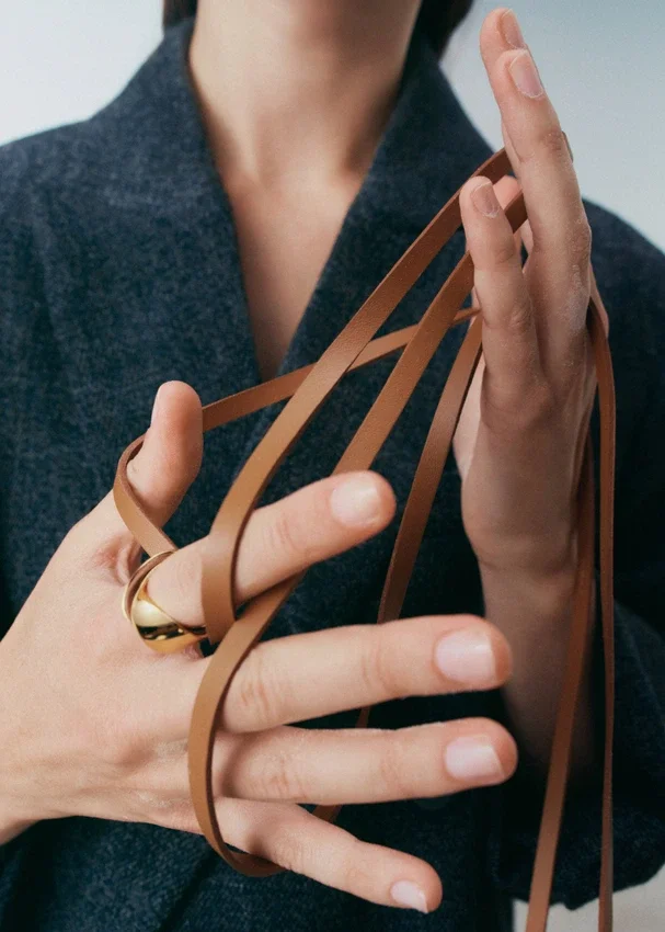 Anillo Ormé Edition, chapado en oro con piel de camello