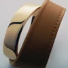 Brazalete Ormé, edición chapada en oro con piel de color camel