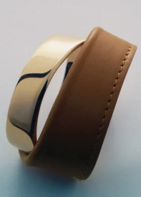 Brazalete Ormé, edición chapada en oro con piel de color camel