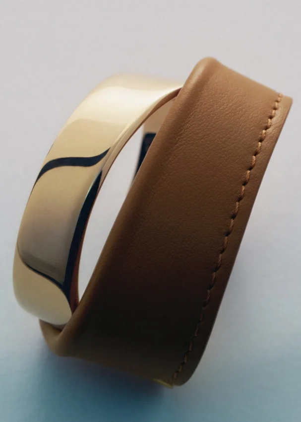Brazalete Ormé, edición chapada en oro con piel de color camel