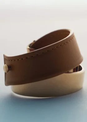 Brazalete Ormé, edición chapada en oro con piel de color camel