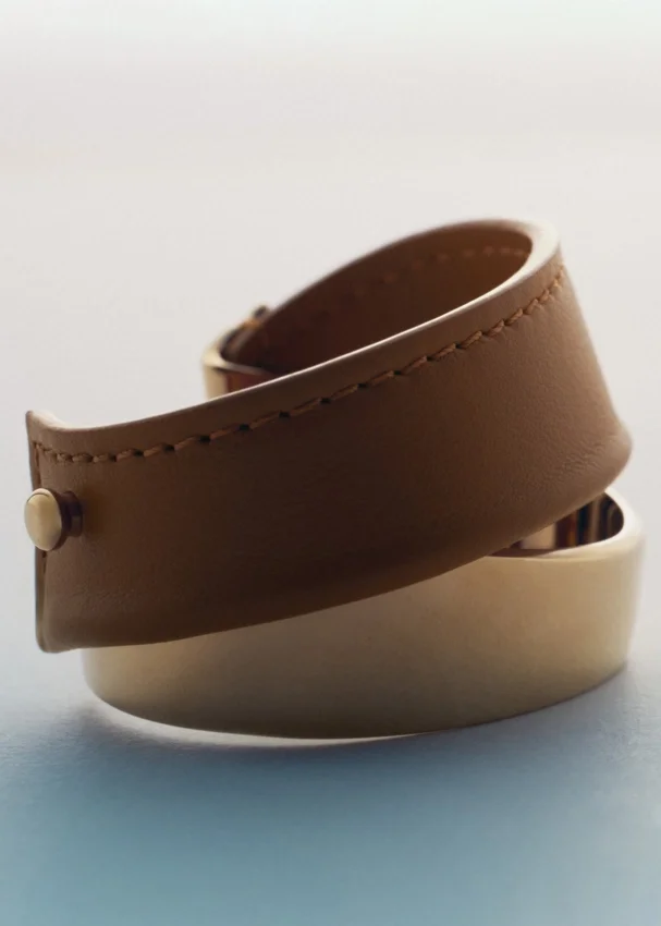 Brazalete Ormé, edición chapada en oro con piel de color camel