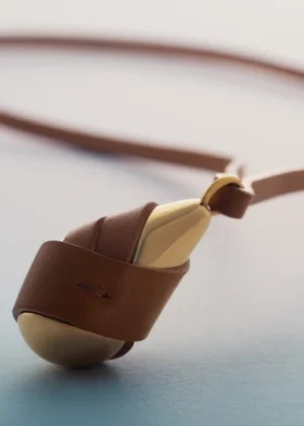 Colgante Ormé, edición chapada en oro con cuero camel