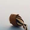 Colgante Ormé, edición chapada en oro con cuero camel