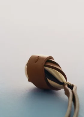 Colgante Ormé, edición chapada en oro con cuero camel