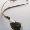 Colgante Ormé, edición en plata con rodio y cuero color topo