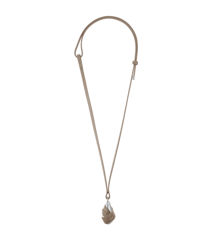 Colgante Ormé, edición en plata con rodio y cuero color topo