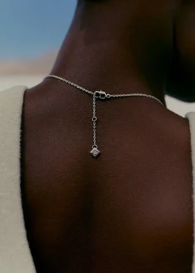 Collar de doble cadena Eroz, edición en latón chapado en rodio plateado