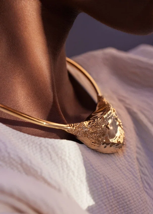 Collar Eroz, edición chapada en oro de 24 quilates