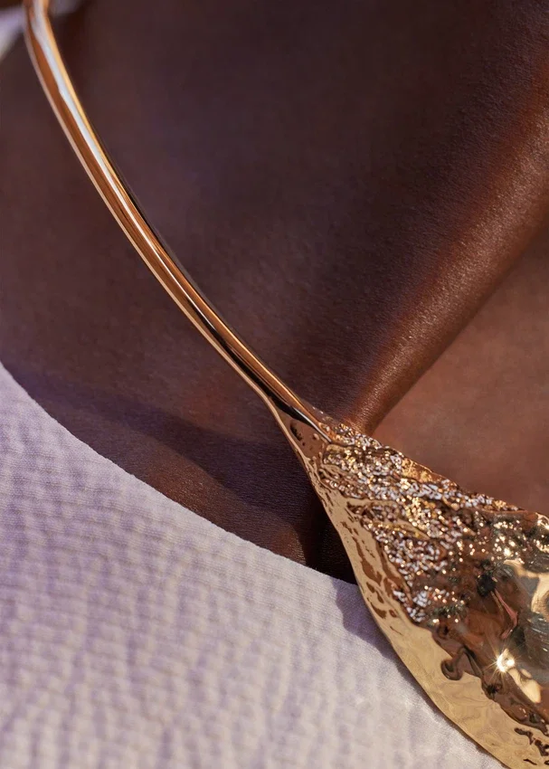 Collar Eroz, edición chapada en oro de 24 quilates