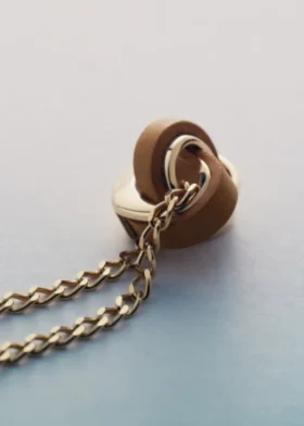 Collar Ormé, edición chapada en oro con piel de color camel