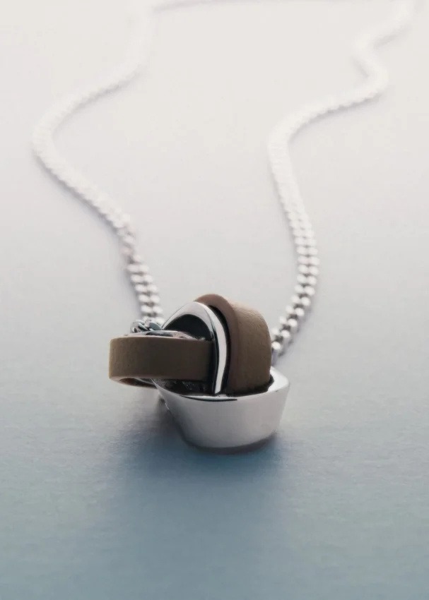 Collar Ormé, edición en plata rodiada con cuero color topo