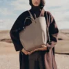 Cyme Tote, edición en color topo texturizado