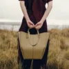 Cyme Tote Edición Oliva ahumado texturizado