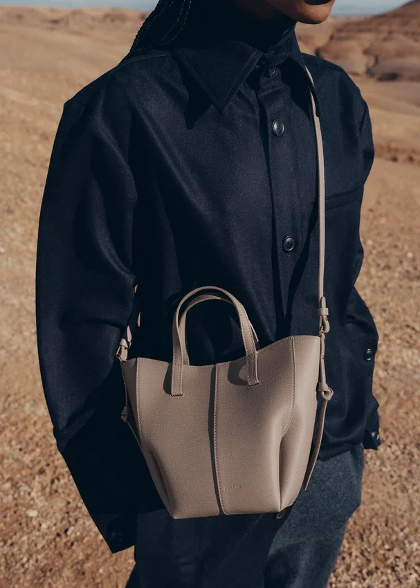 Cyme Tote Nano Edition, color topo texturizado