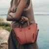 Cyme Tote Nano Edition, terracota texturizada