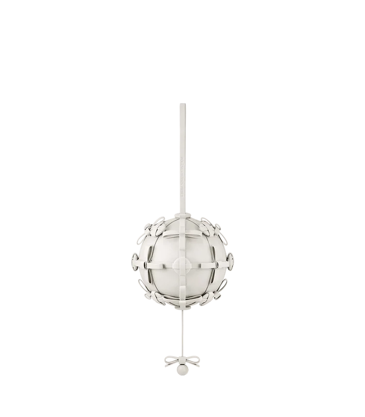 Edición «Button Bow Sphere» en color Porcelain