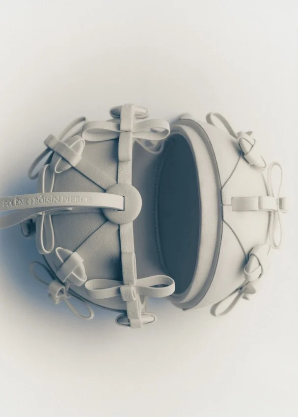 Edición «Button Bow Sphere» en color Porcelain