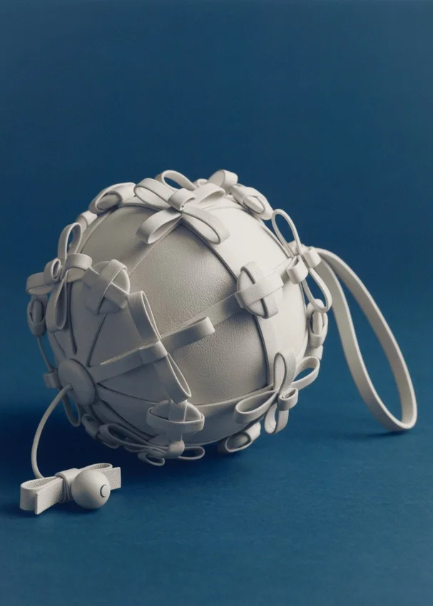 Edición «Button Bow Sphere» en color Porcelain