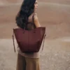 Edición Cyme Tote, cereza negra texturizada