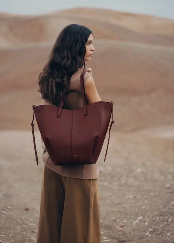 Edición Cyme Tote, cereza negra texturizada