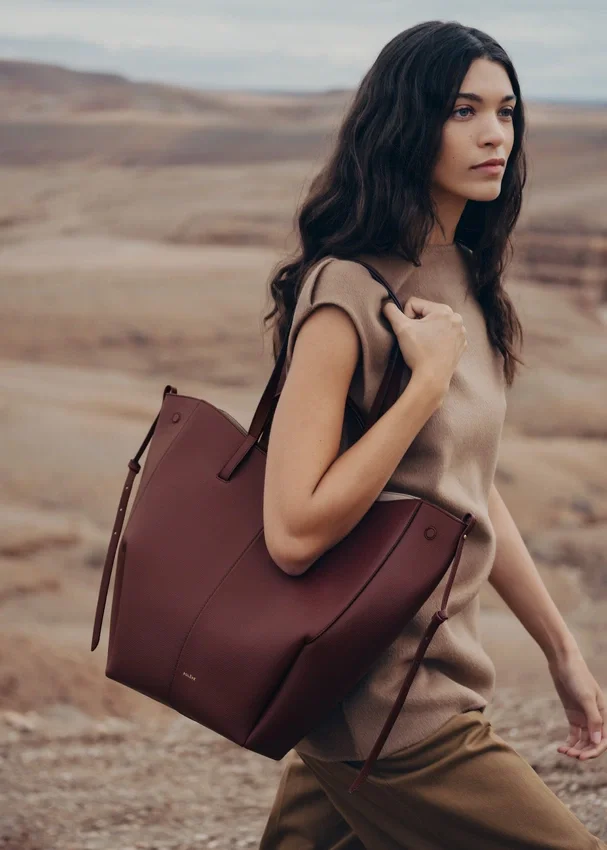 Edición Cyme Tote, cereza negra texturizada