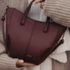 Edición Cyme Tote Nano, cereza negra texturizada