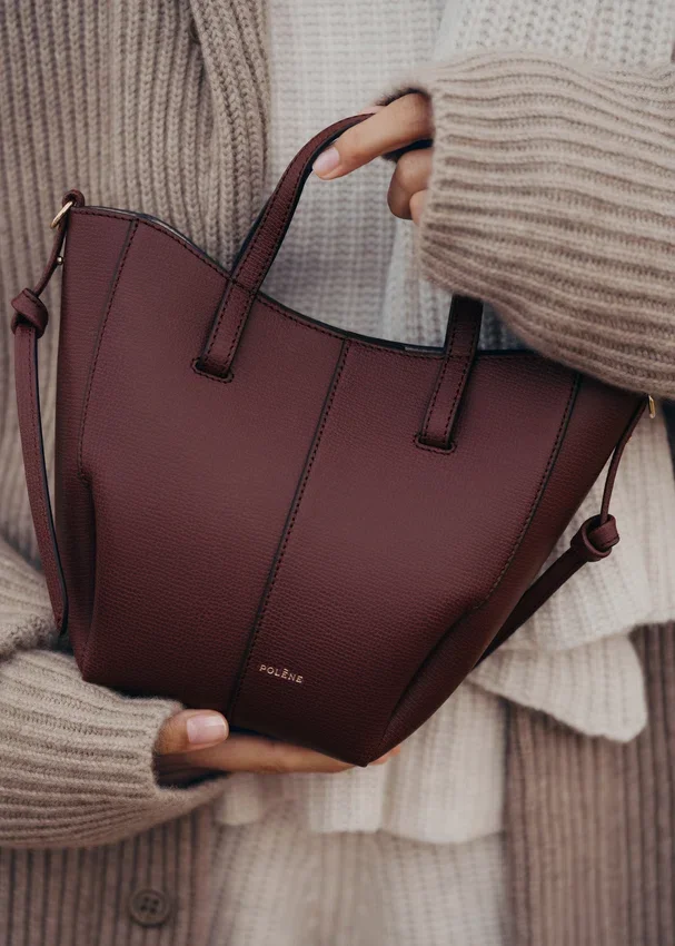 Edición Cyme Tote Nano, cereza negra texturizada