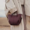 Edición Cyme Tote Nano, cereza negra texturizada