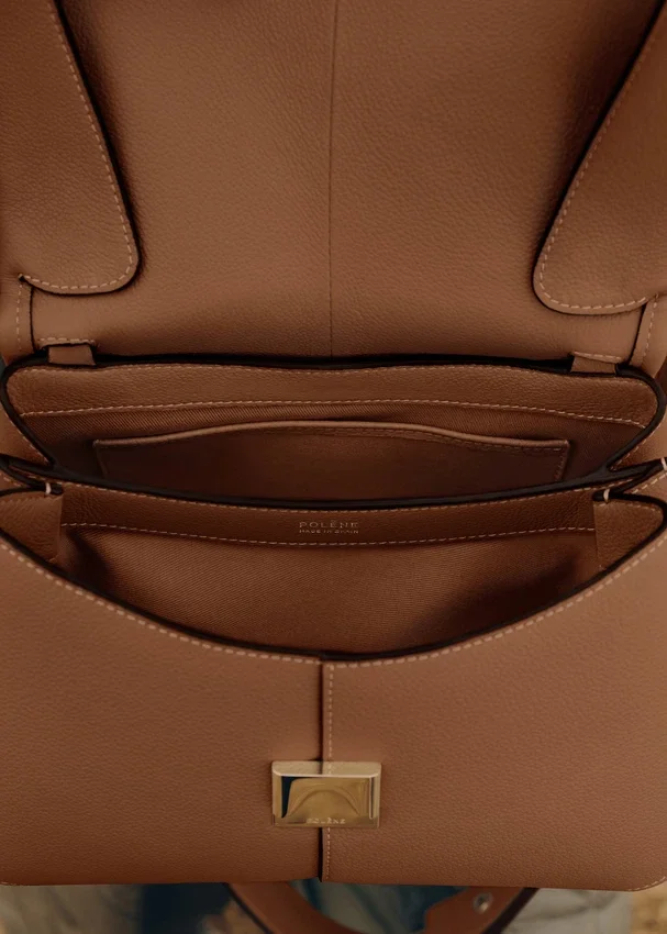 Edición Mokki en color camel texturizado