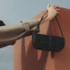 Edición Osmo: negro liso con costuras en color crudo