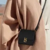 Numéro Sept Crossbody Wallet Edition, negro texturizado
