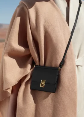 Numéro Sept Crossbody Wallet Edition, negro texturizado