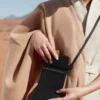 Numéro Sept Crossbody Wallet Edition, negro texturizado
