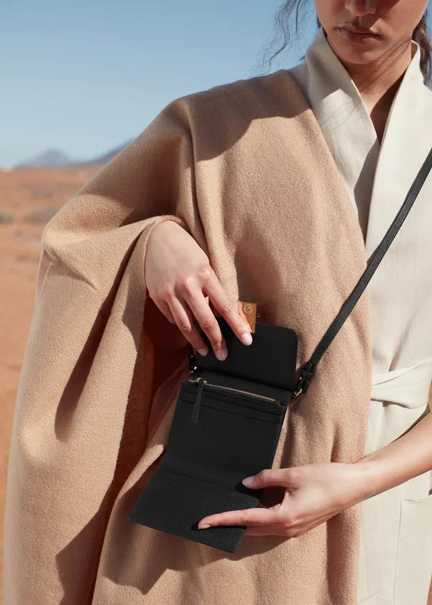 Numéro Sept Crossbody Wallet Edition, negro texturizado
