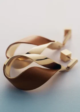 Pendientes colgantes Ormé, edición chapada en oro con piel de color camel