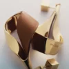 Pendientes colgantes Ormé, edición chapada en oro con piel de color camel