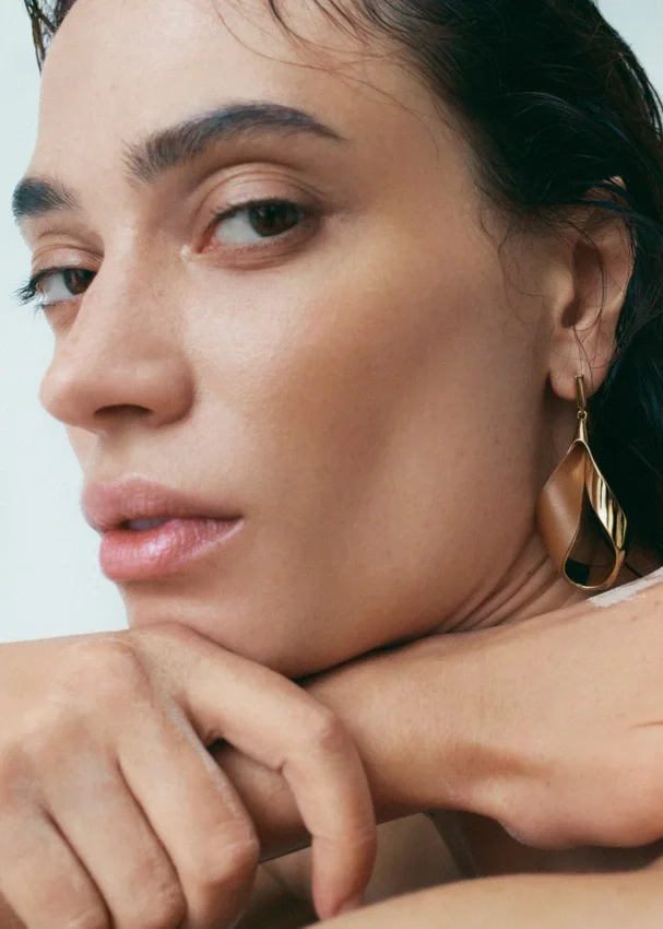 Pendientes colgantes Ormé, edición chapada en oro con piel de color camel