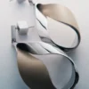 Pendientes colgantes Ormé, edición en plata rodiada con cuero color topo