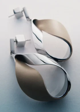 Pendientes colgantes Ormé, edición en plata rodiada con cuero color topo