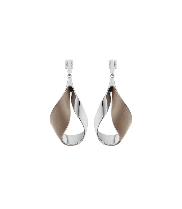 Pendientes colgantes Ormé, edición en plata rodiada con cuero color topo