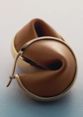 Pendientes de aro Ormé, edición en oro chapado con cuero camel