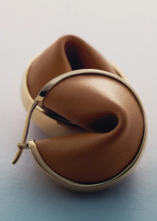 Pendientes de aro Ormé, edición en oro chapado con cuero camel